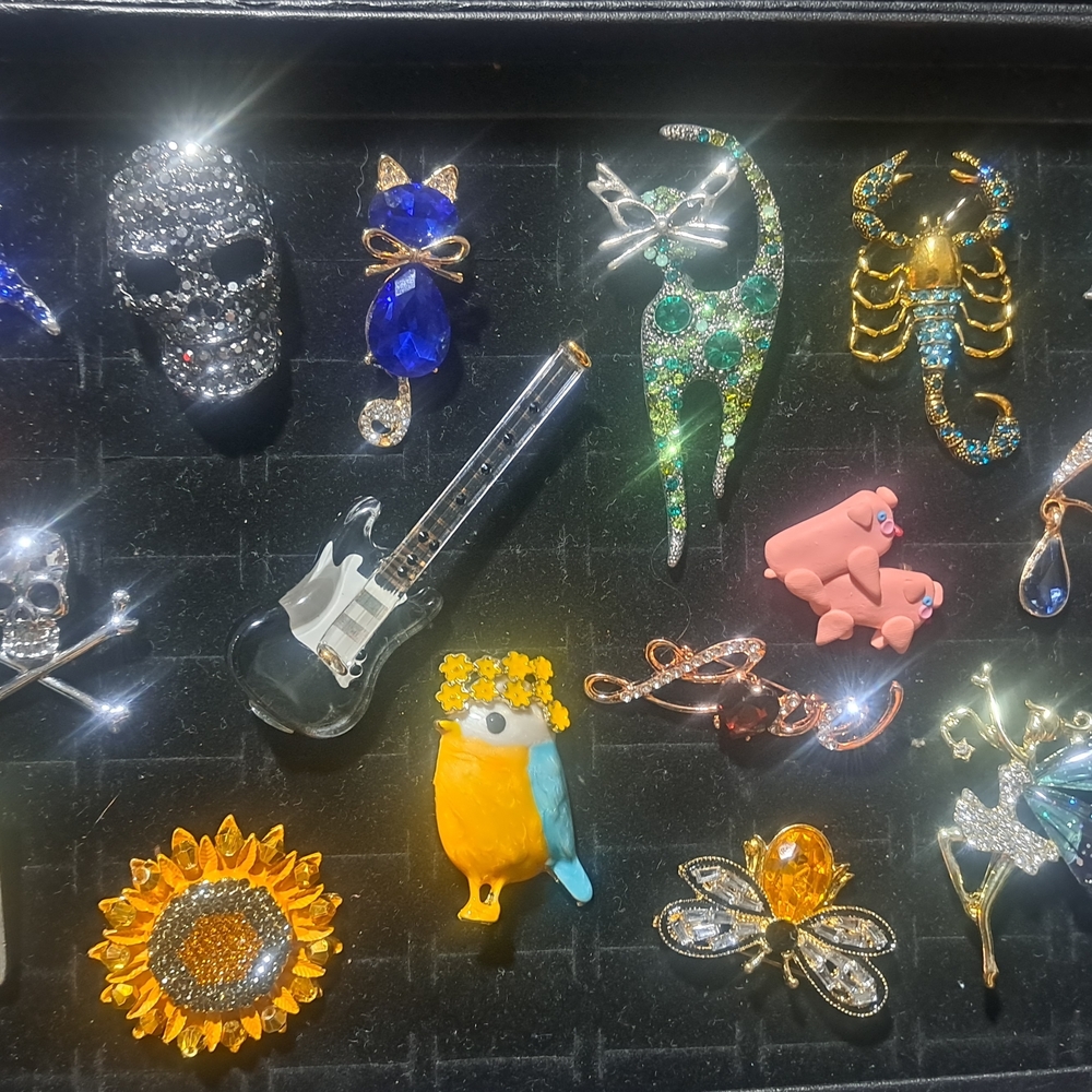 Assorted Brooch and Pin Collection - Picture 3 of 4